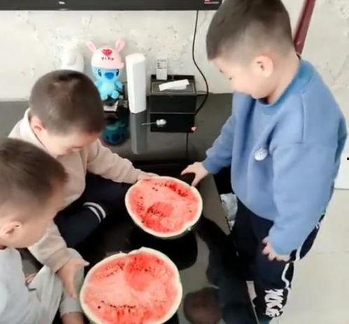 兄弟吵架吃瓜,吃瓜群众围观家庭大战