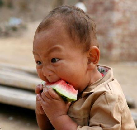 东北男孩吃瓜,瓜香四溢的欢乐时光