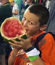 东北男孩吃瓜,瓜香四溢的欢乐时光