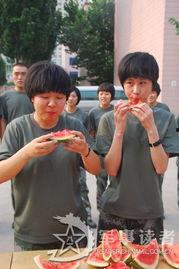 东北男孩吃瓜,瓜香四溢的欢乐时光